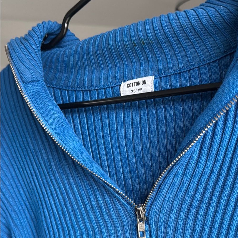 Cropped Blue Ribbed Sweater with Zipper - Picture 4 of 4